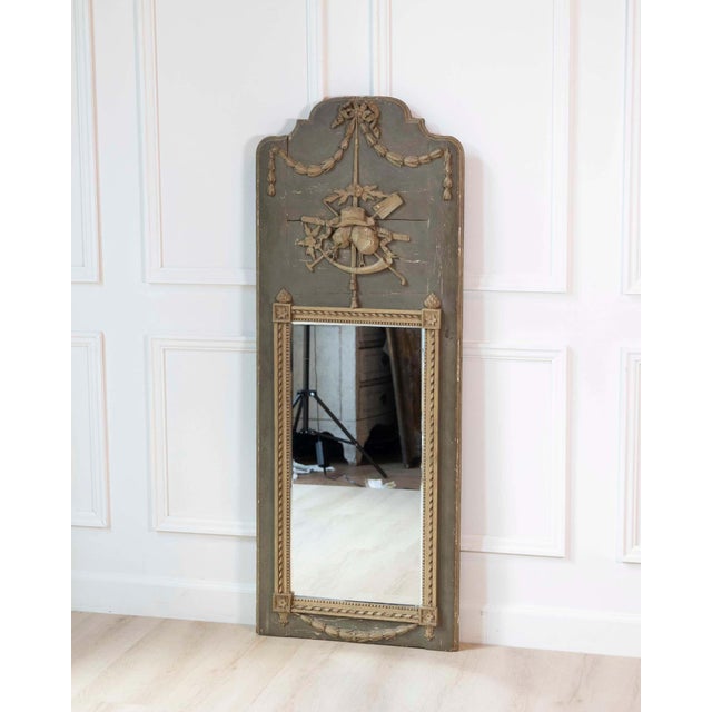 French 18th Century Beautiful Louis XVI period trumeau in grey-green painted wood For Sale - Image 3 of 10