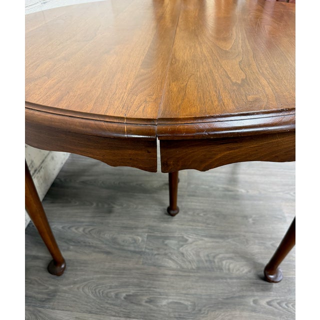 Vintage Queen Anne / Early American Style Oval Dining Table For Sale - Image 4 of 18