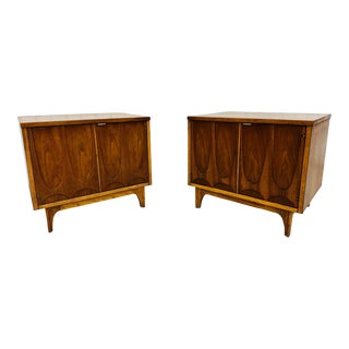 Mid-Century Modern Broyhill Brasilia Walnut Nightstands - Set of 2 For Sale