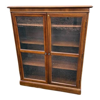 Late 20th Century Traditional-Style Walnut Wood 2 Glass Door Bookcase or Display Cabinet For Sale