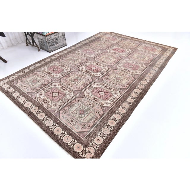 Large Vintage Turkish Rug in Wool, in Flawless conditions. Designed 1970 to 1979