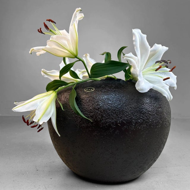 Mid-Century Modern Shigaraki Ceramic Sculptural Ikebana Vase, 1970s For Sale - Image 3 of 17
