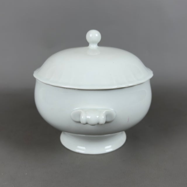 An elegant tureen with a lid in pure white porcelain, a classic expression of Richard Ginori's prestigious manufacturing...