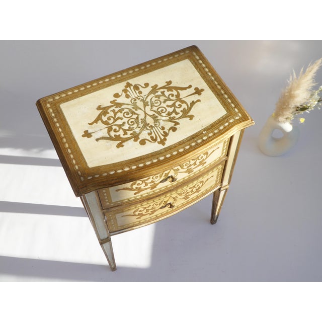 1950s Hollywood Regency Italian Florentine Wooden Chest of Drawers in Gold and White, 1950s For Sale - Image 5 of 11
