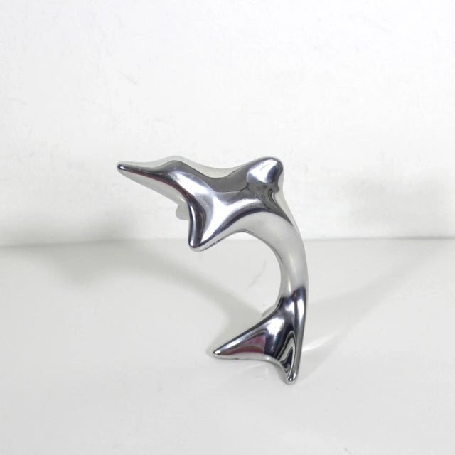 Width: 2.75 inches Height: 3.25 inches Depth: 2 inches Really great modernist sculpture of a dolphin made by Hoselton,...