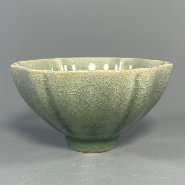 China Vintage‑Style Crackle‑Glaze Floral‑Shaped Celadon Tea Bowl For Sale - Image 4 of 6