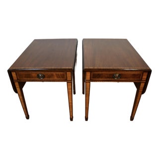 1910 Pair of English Hepplewhite Mahogany Inlaid Banded Satinwood Pembroke Side Tables For Sale