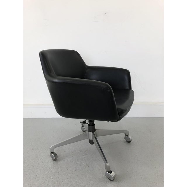 The office chair in black leather and structure with chrome-plated iron castors. The height is be adjusted 44-54