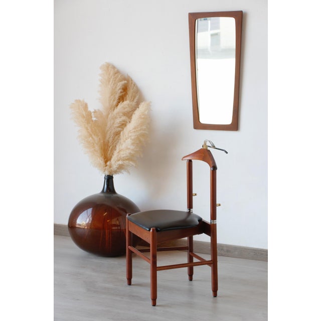 Fratelli Reguitti Valet Stand: The Elegance of 1960s Italian Design Attention vintage furniture enthusiasts and collectors...