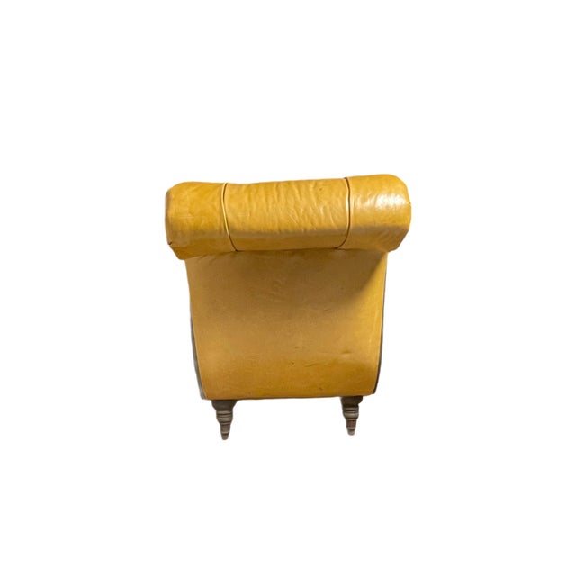 Traditional Late 20th Century Leather Biscuit-Tufted Yellow Gold Chaise Lounge For Sale - Image 3 of 3