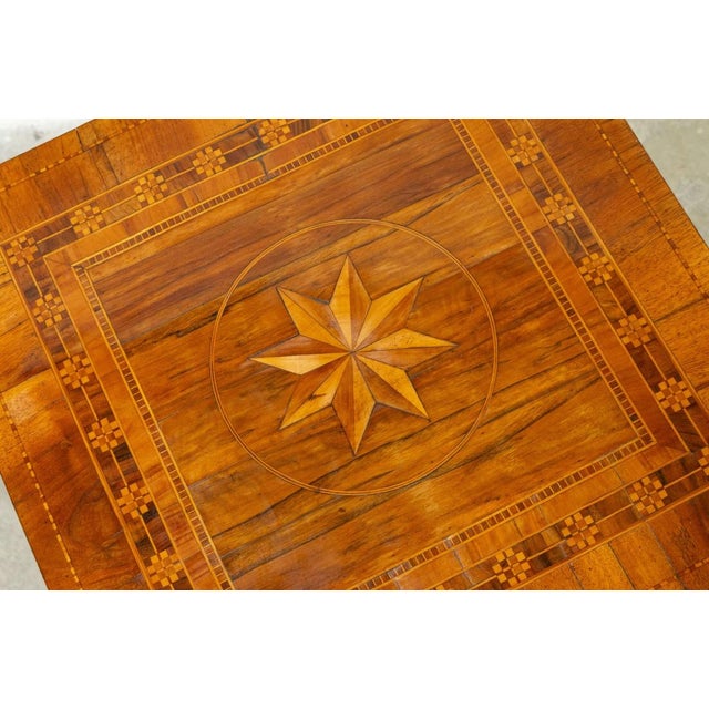 Beautiful antique Rolo coffee table from the mid-19th century, veneered in walnut, richly inlaid in various essences with...