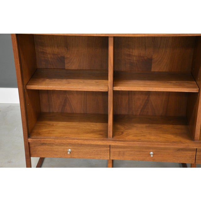 Wood 1960s Walnut Bookcase by Paul McCobb Delineator for Lane For Sale - Image 7 of 10