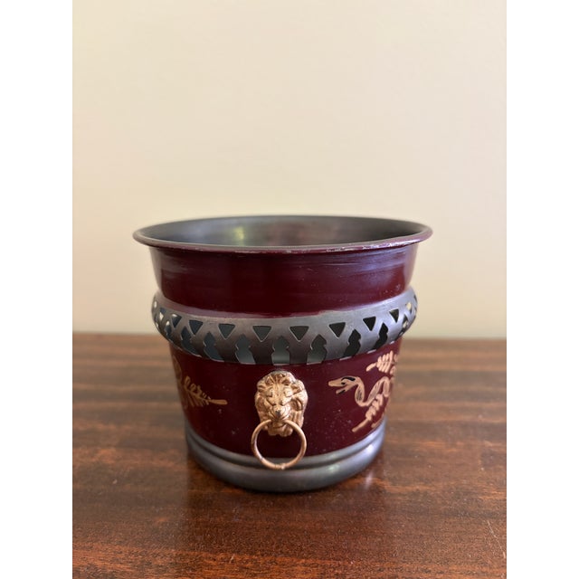 French Neoclassical Burgundy & Gold Tole Cachepot With Brass Lion Heads For Sale In South Bend - Image 6 of 8