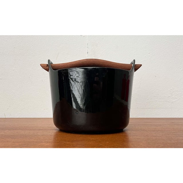Mid-Century Modern Black Enamel Cast Iron Pot with Teak Handle by Timo Sarpaneva for Rosenlew of Finland, 1960s For Sale - Image 9 of 18