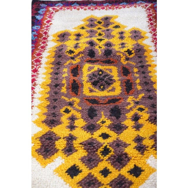 Condition new. Hand woven, 2,5 cm tall hair. Made in Czechoslovakia in 60s. Found along with 9 other runners packed in...