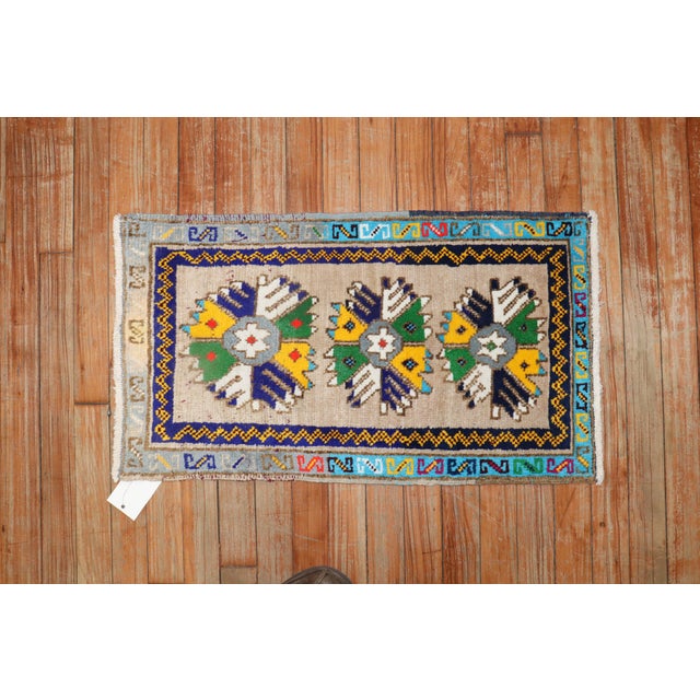 Mid 20th Century Quirky Turkish Anatolian Rug - 1'5" x 2'5" For Sale In New York - Image 6 of 6