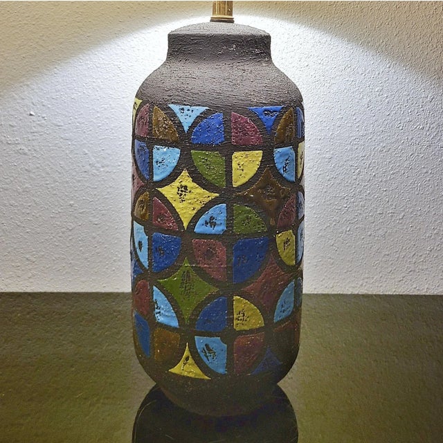 1970s Hand Thrown and Decorated Alvino Bagni Table Lamp For Sale - Image 5 of 12