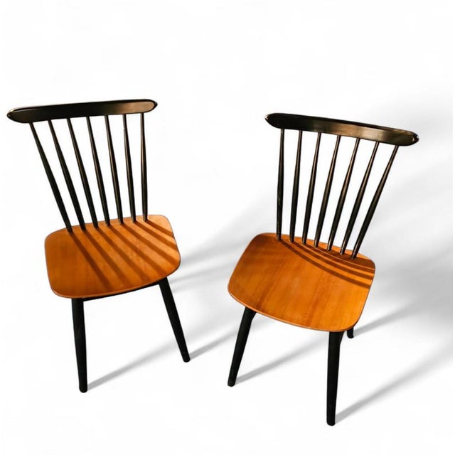 Set of 2 Spindle Back dining chairs / curved seating / Teak wood seat / 1960s / Pastoe Holland / 1970s
