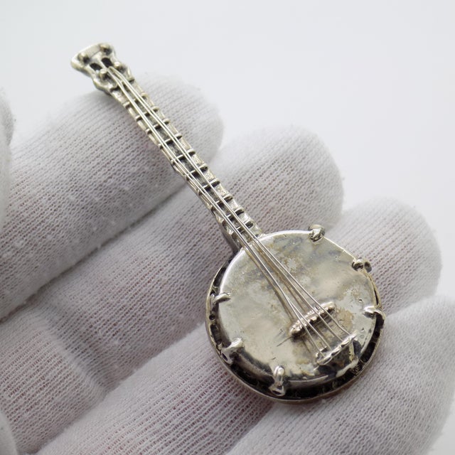 A refined musical subject, appreciated for its elegant proportions and clear, recognizable form. The miniature recalls...
