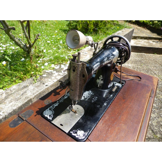 Singer Sewing Machine with Lighting, 1928 For Sale - Image 4 of 18