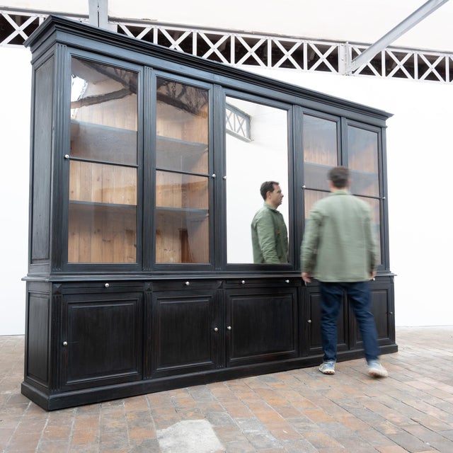 An imposing milliner's cabinet dating from the early 20th century, boasting a particularly elegant design and a striking...