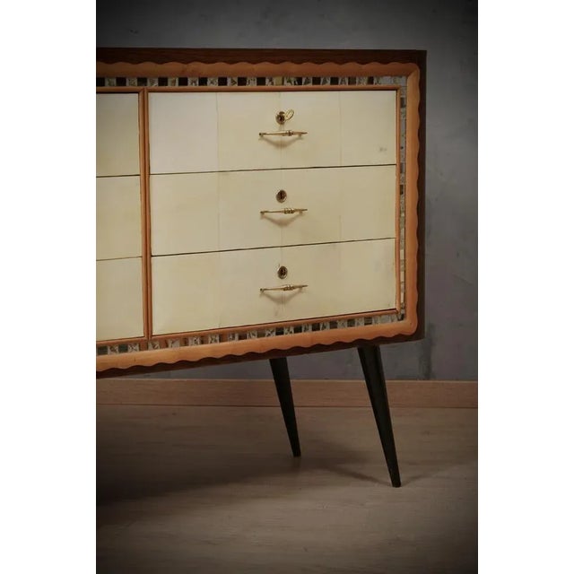 Italian Art Deco Walnut, Goat Skin and Brass Chest of Drawers, 1950 For Sale - Image 6 of 9
