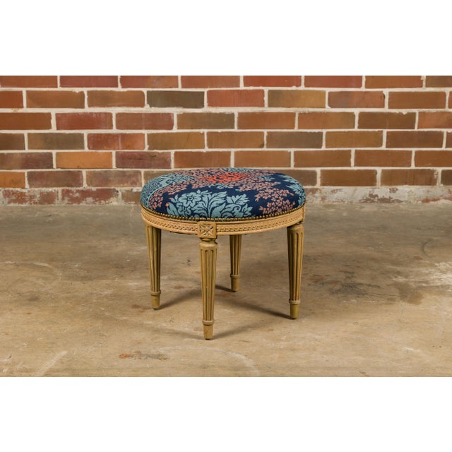 Wood French Neoclassical Style 1920s Painted Stool with Carved Apron and Fluted Legs For Sale - Image 7 of 12
