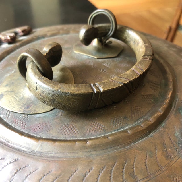 1900s Traditional Hand Hammered Brass Box With Latch For Sale - Image 4 of 9