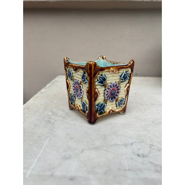 Small French Majolica cache pot Onnaing, circa 1890. Geometrical pattern.