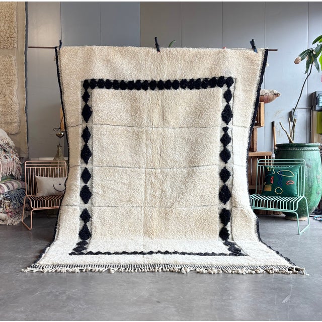 This generous 210x290 cm Moroccan Beni Ourain rug is a refined blend of authentic Berber craftsmanship and minimal...