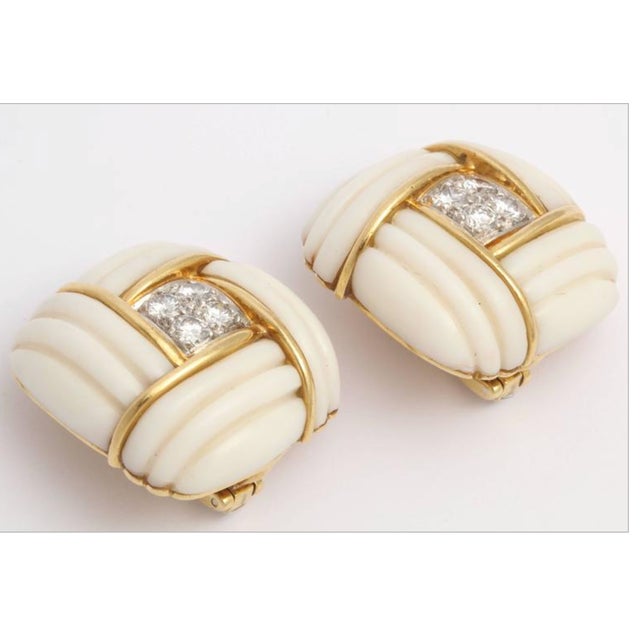 White Coral and 18kt Yellow Gold Clip-On Earrings Vintage 60s For Sale In New York - Image 6 of 7