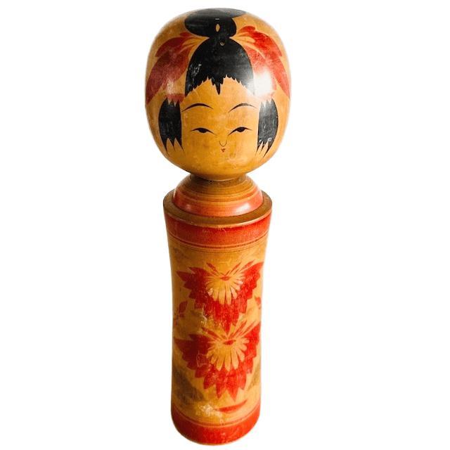 Vintage Japanese Kokeshi Dento Narugo wooden doll from the 1960s, measuring 24.5 cm in height. This doll is signed on the...