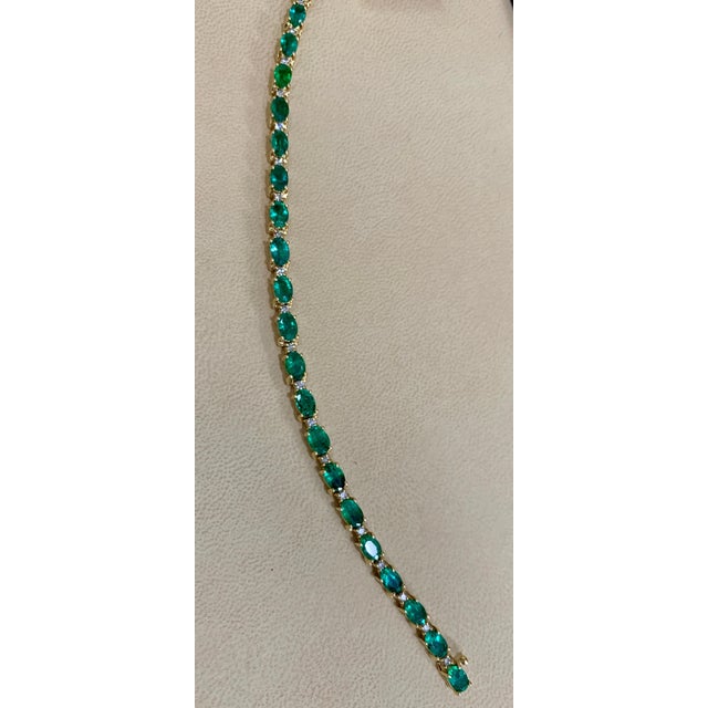 8 Carat Emerald and Diamond Tennis Bracelet 14 Karat Yellow Gold For Sale - Image 4 of 18