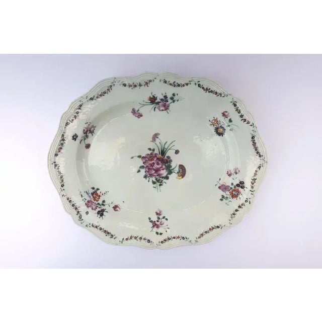 Chinese Chinese Export Platter with Floral Sprays Shaped Edge For Sale - Image 3 of 5