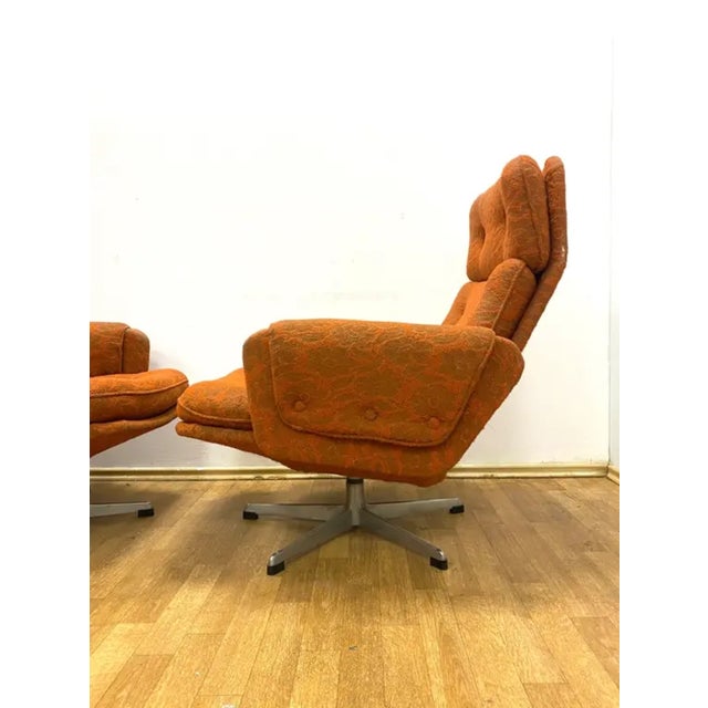 This retro swivel armchair, designed by Gerald Neusser and made in Czechoslovakia in the 1970s, features a tubular metal...