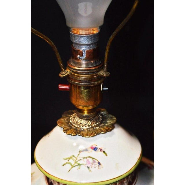 Neoclassical Sèvres Gilt Porcelain Amphora Table Lamp with Silk Shade, France, 1850s For Sale - Image 13 of 18