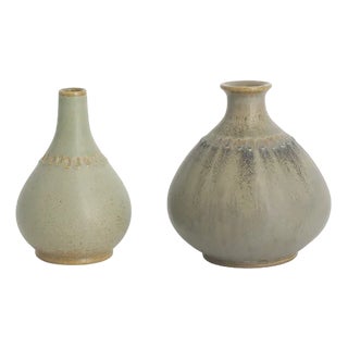 Small Mid-Century Scandinavian Modern Collectible Pistachio Stoneware Vases by Gunnar Borg for Gunnars Ceramics Höganäs, 1960s, Set of 2 For Sale
