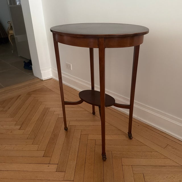 Oval side table. Mahogany wood
