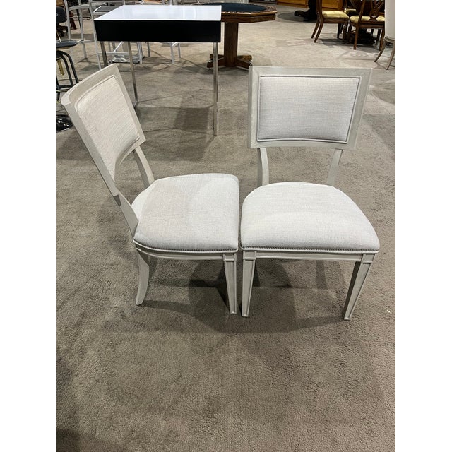 This Bernhardt "Hyde Park" dining set is the epitome of refined elegance and superior craftsmanship. The table features a...
