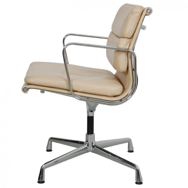 Ea-208 Softpad Chair in Beige Leather by Charles Eames, 2000s For Sale - Image 4 of 18