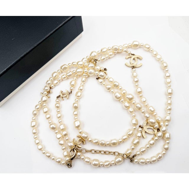 Chanel Chanel Gold Scratchy CC Irregular Pearl 2 Strand Necklace For Sale - Image 4 of 5