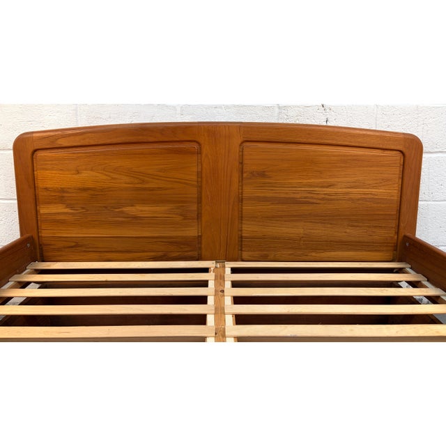 Mid-Century Modern Danish Teak Platform Bed W/ Storage For Sale In New York - Image 6 of 16