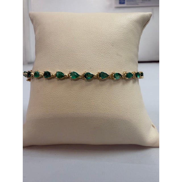 7 Ct Natural Pear Shape Emerald Cocktail Tennis Bracelet 14 Kt Yellow Gold 7" For Sale In New York - Image 6 of 8