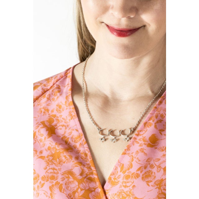 Lovely silver necklace by Jorma Laine, with a wide pendant in a graphic flower design. Weight 14 grams.