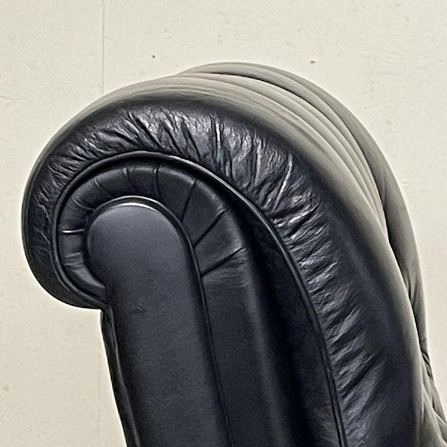 The "Bonnie" armchair by Poltrona Frau dates back to the late 1960s, a great vintage classic from the brand introduced in...