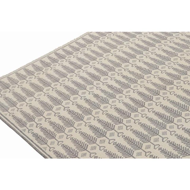 Rug & Kilim’s Zilu Style Kilim in White With Gray Floral Pattern For Sale In New York - Image 6 of 7