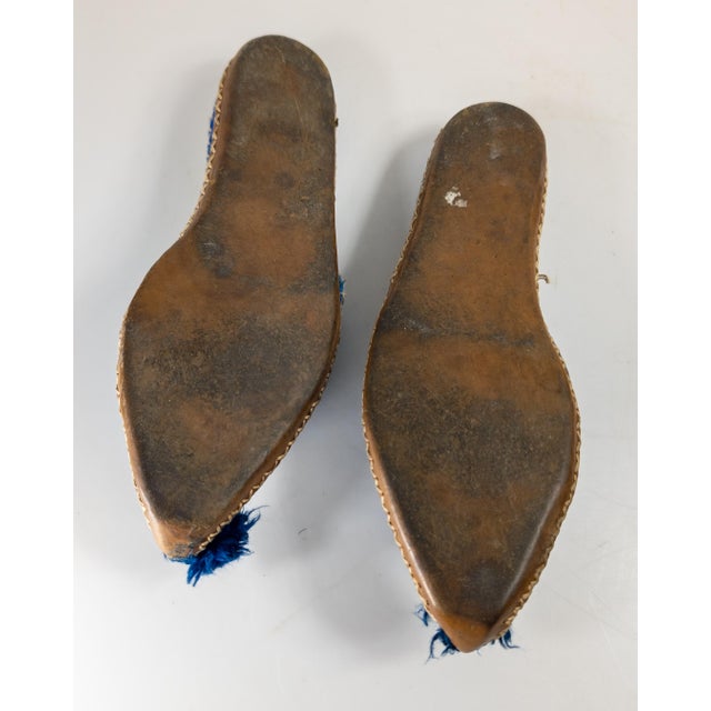 19th Century Pair of Turkish Khussa Mojari Slipper Shoes in Blue Velvet For Sale - Image 10 of 10