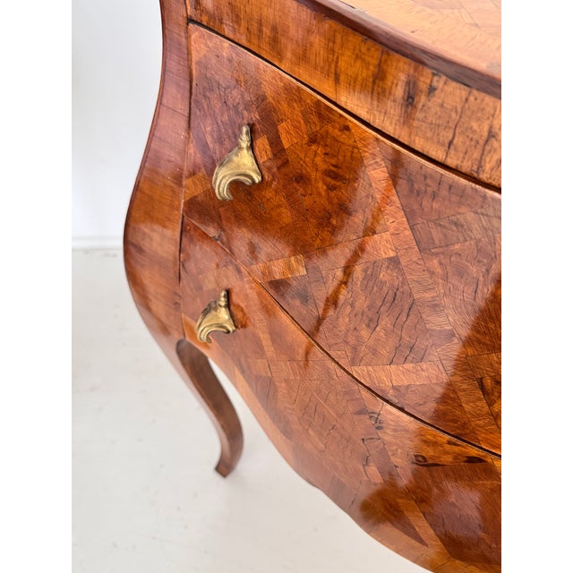 Wood Pair of Italian Bombe Commodini W Geometric Marquetry and Brass Hardware, 1950s For Sale - Image 7 of 16