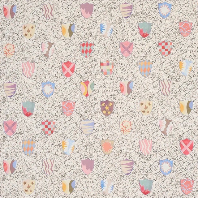 Paper Sample - Schumacher x Happy Menocal Heraldic Wallpaper In Sprezzatura For Sale - Image 7 of 7