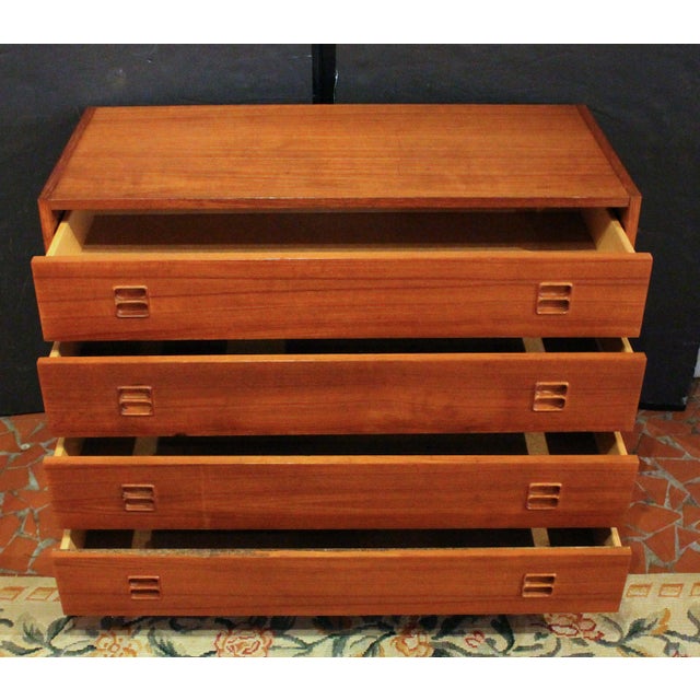 C. 1960s Mid-Century Modern Small English Chest For Sale - Image 4 of 8